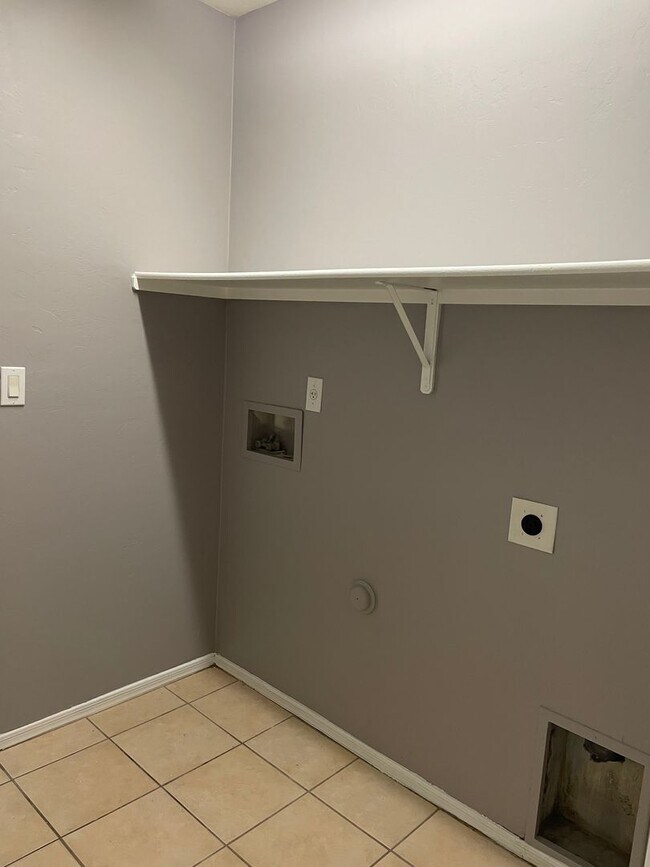 Building Photo - Lovely 4 Bedroom 2 Bath Home!