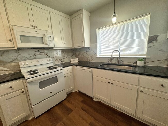 Building Photo - Adorable two-bedroom One-bathroom house located in the Kendall-Whittier neighborhood!