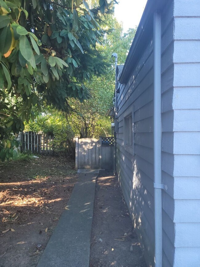 Building Photo - 3416 NE 80th St