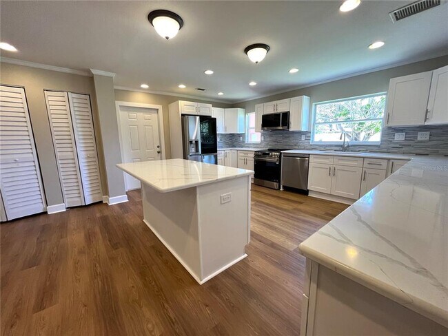 Building Photo - 3807 Belle Vista Dr E