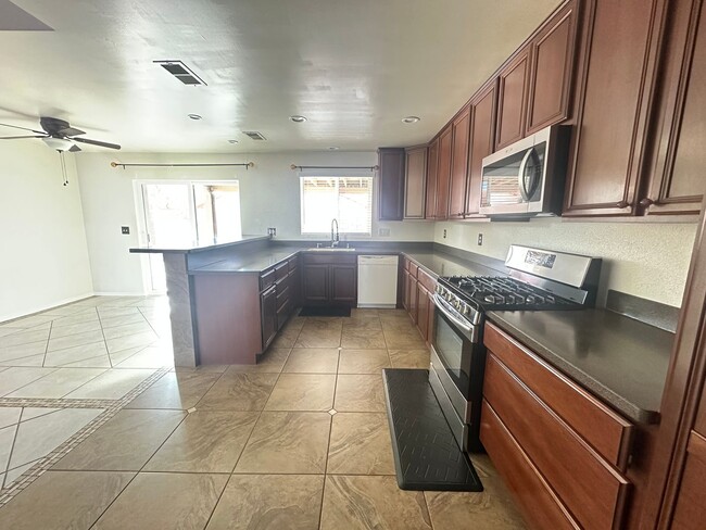 Building Photo - Spacious East Palmdale Home