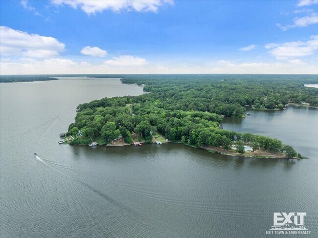 Building Photo - Welcome to this 3 Bedroom, 2 Bath Home in Wildwood Point!