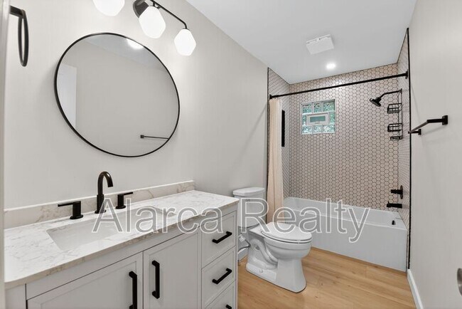 Building Photo - 409 Robinson Ave