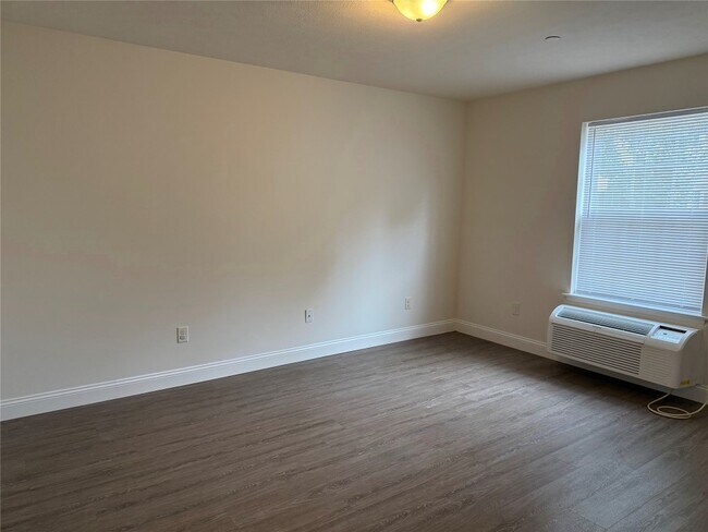 Building Photo - 5187 Westgate Dr