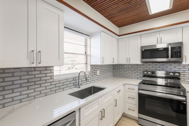 Building Photo - ** COUNTRY CLUB MANOR ** 2 BED / 2 BATH - CONDO - 55+ COMMUNITY - REMODELED - ANNUAL RENTAL