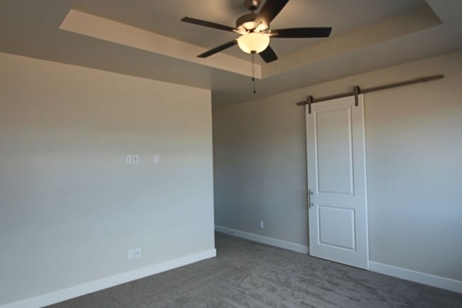 Building Photo - LIKE NEW: 2170+ SQFT and majestic VIEWS  3 Br 2.5 Ba 2 Car garage