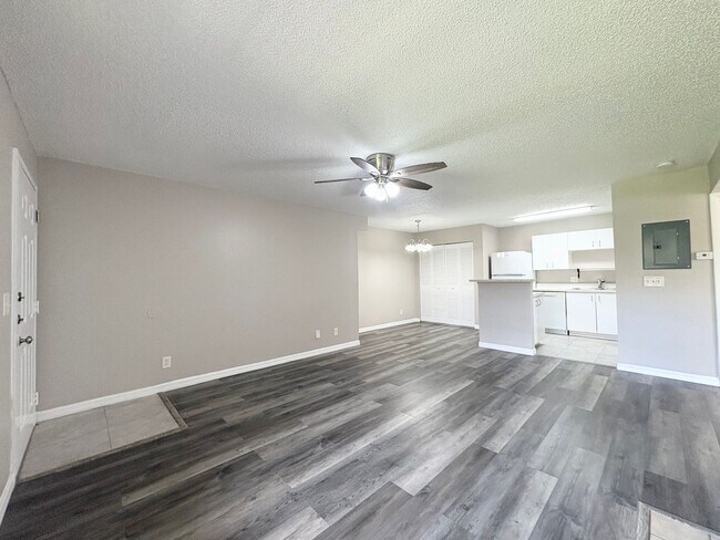 Building Photo - 1/1 Condo in Gated Lakefront Community of Altamonte Springs!