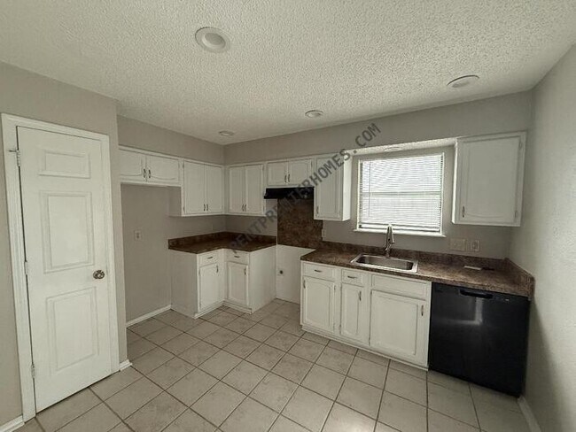 Building Photo - 1533 E 67th Pl