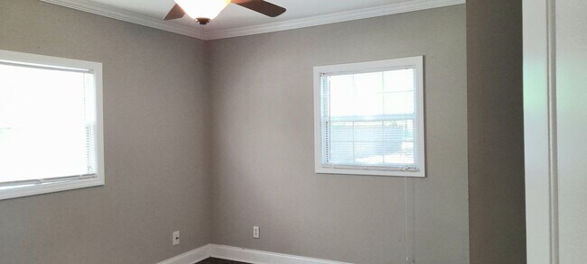 Building Photo - 4906 Golfview Dr