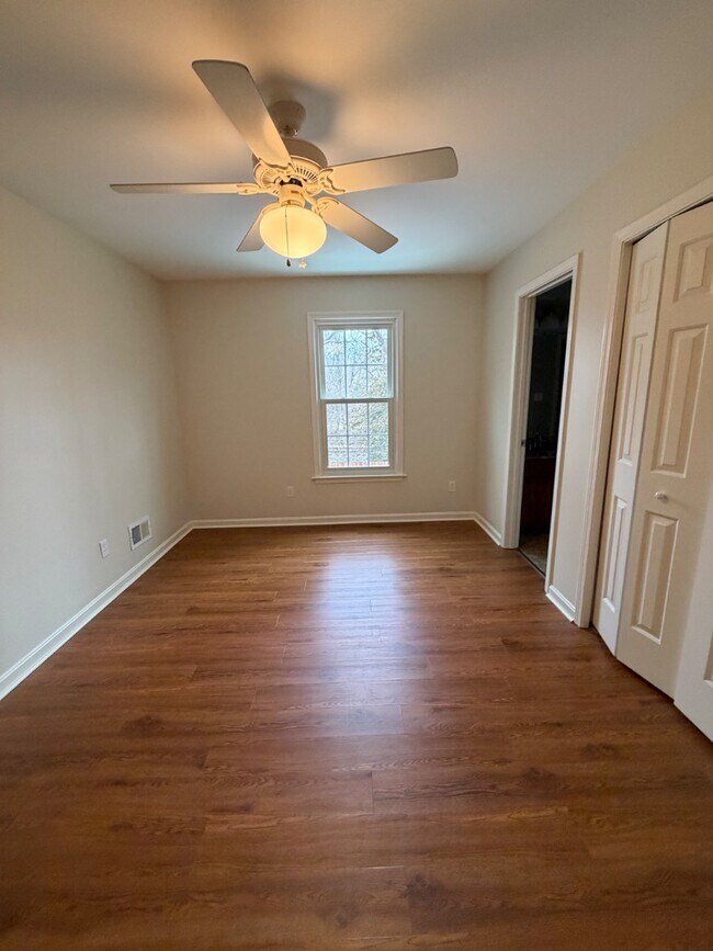 Building Photo - 525 Vineleaf Dr