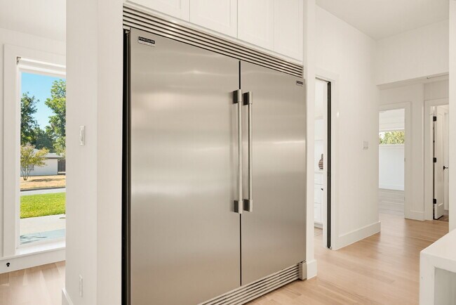 Building Photo - Modern Preston Hollow-Area Home with Resort-Style Services