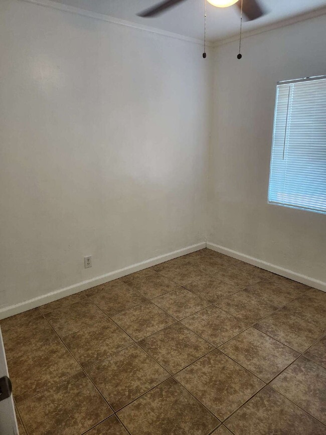 Building Photo - 1 bedroom 1 bath available in Dos Palos, CA.
