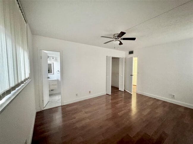 Building Photo - 2821 Somerset Dr