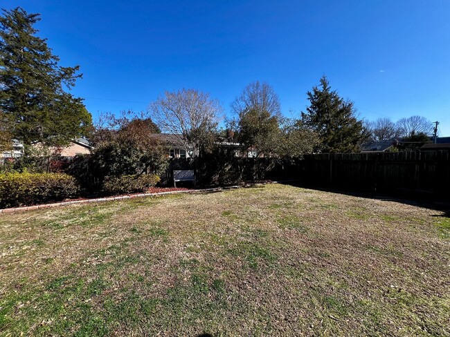 Building Photo - Beautiful Brick Ranch in the Stratford Cha...