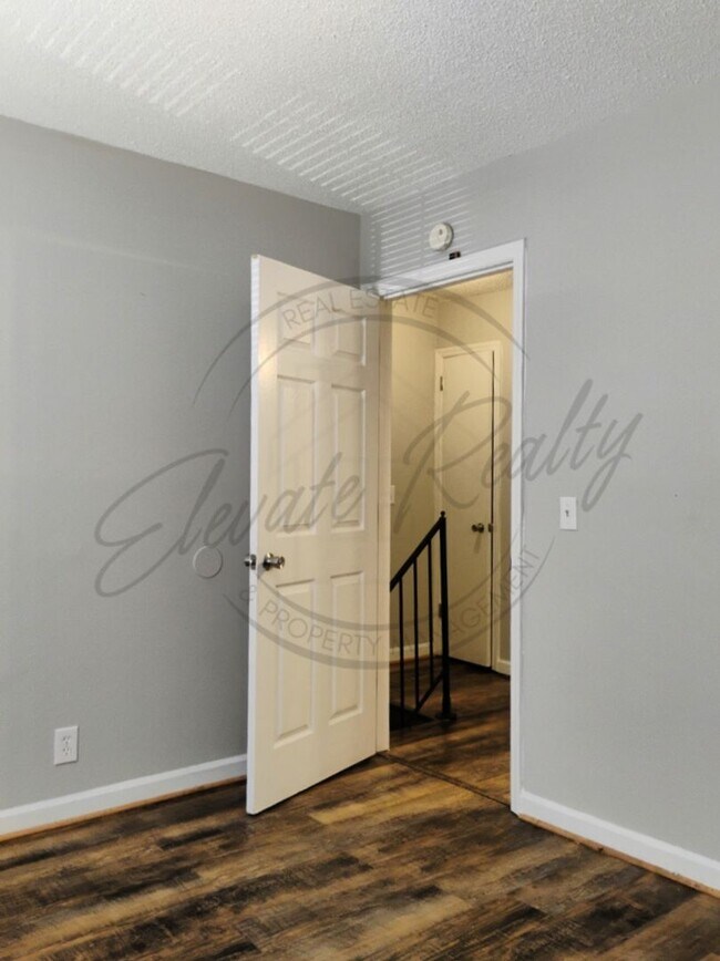 Building Photo - Two Bedroom Townhouse in North Nashville!
