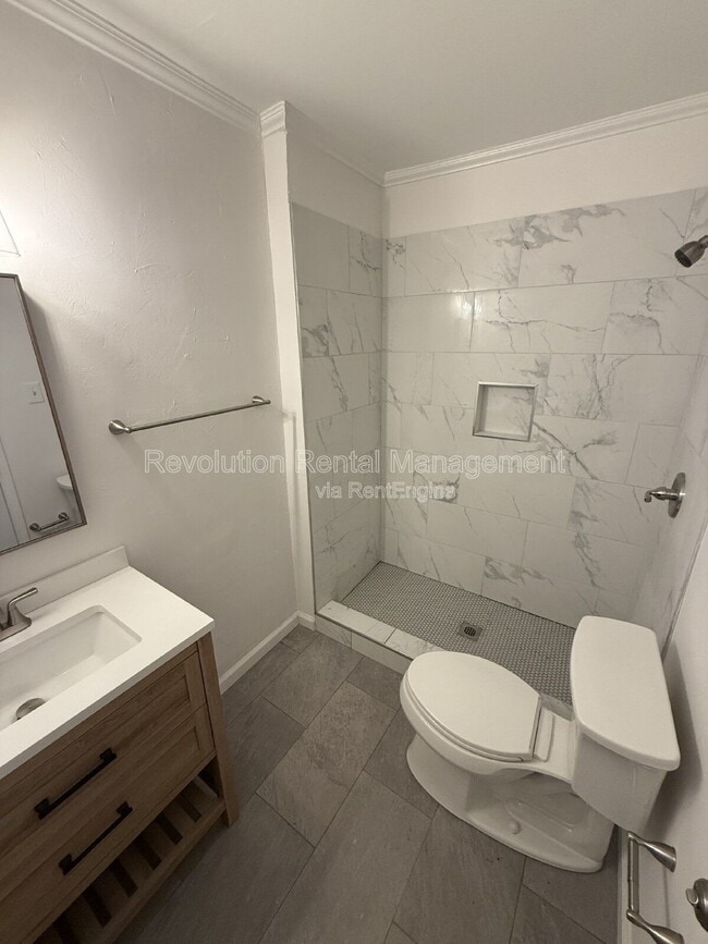 Building Photo - 2065 Cambridge Ave