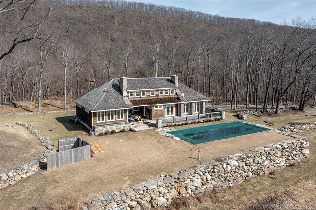 Building Photo - 121 Quaker Hill Rd