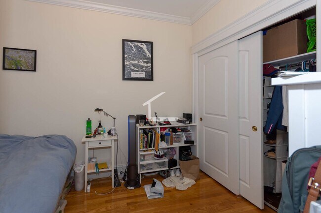 Building Photo - Large, sunny, nicely renovated top floor u...