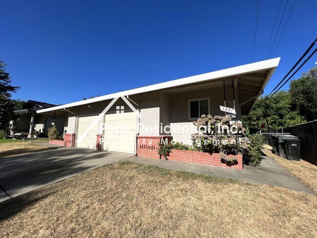 Building Photo - Updated 2bd/1ba Carmichael Duplex with Garage