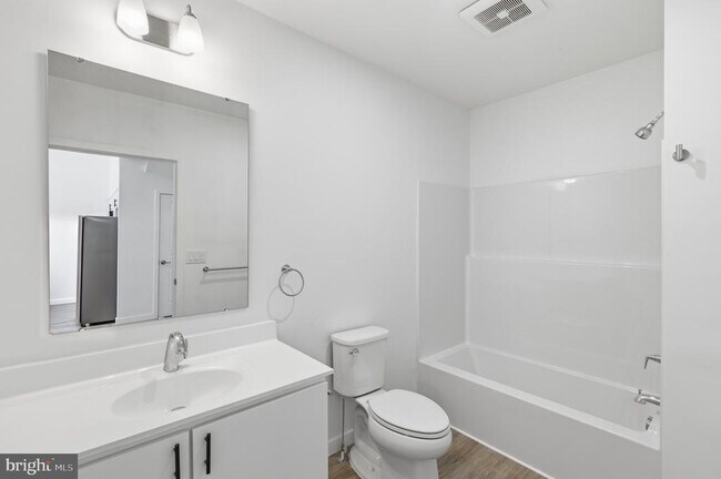 Building Photo - 915 N Broad St