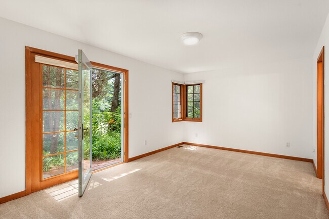 Building Photo - 180 River Oaks Ln