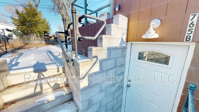 Building Photo - 756 1/2 Maple Street Unit B