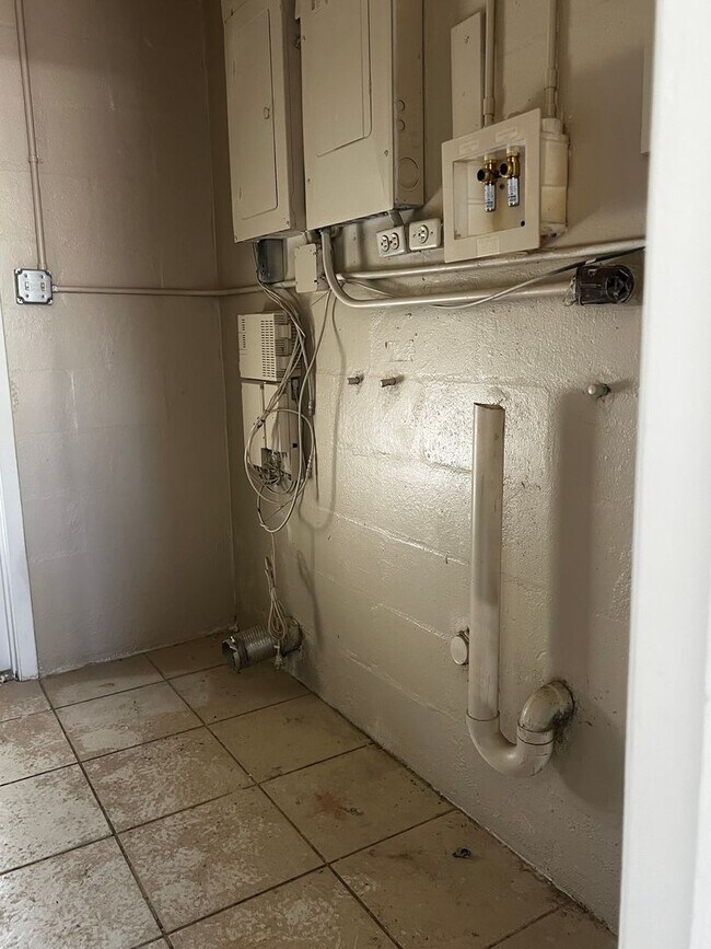 Building Photo - 2BD/1BA/Single carport - Venice