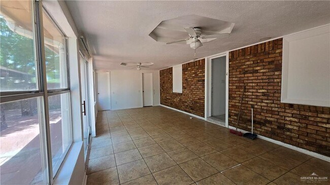 Building Photo - 809 E Azalea Ave