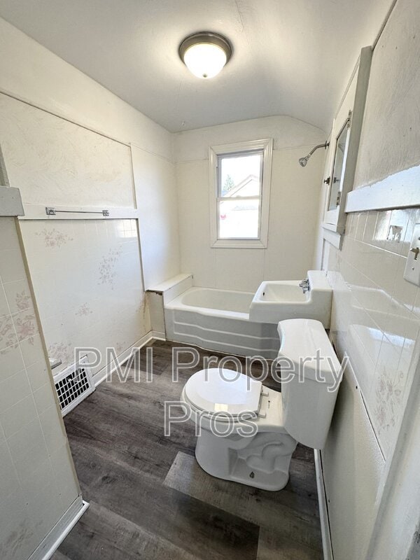 Building Photo - 2710 W Melvina St