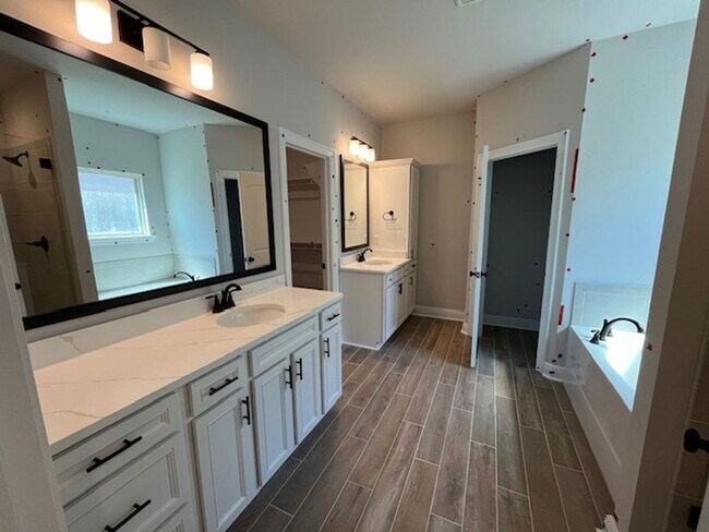 Building Photo - Beautiful Executive home in Hammock Bay with fenced backyard