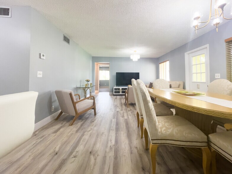 Building Photo - 340 Knotty Pine Cir