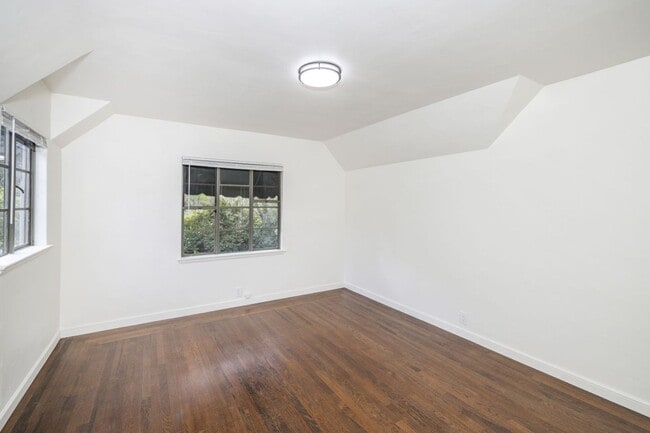 Building Photo - Stately Two Story Home w/ Serene Backyard in Crescent Park