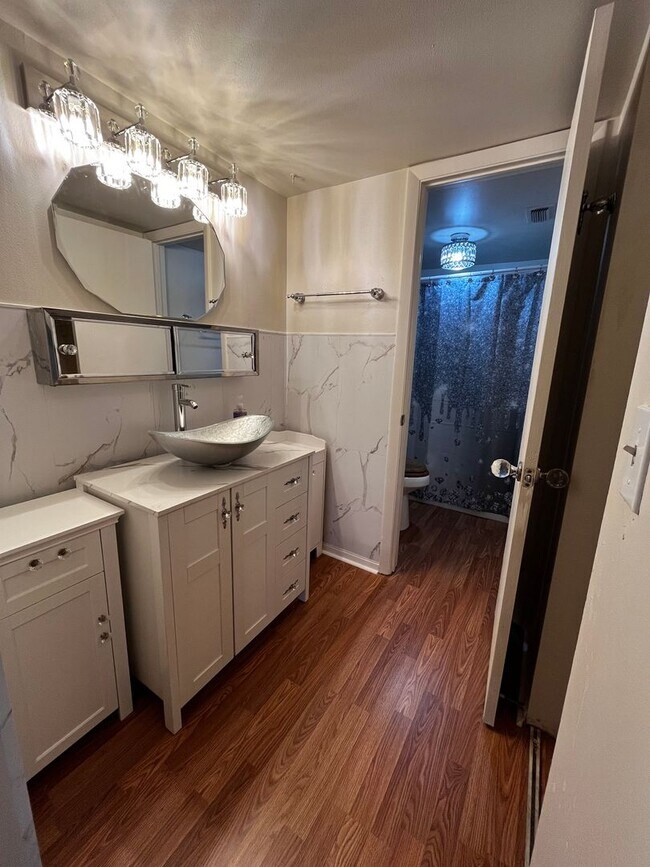 Building Photo - Hourglass District Condo - 2/2 with attached garage