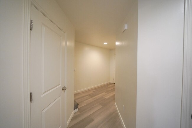 Building Photo - Spacious Townhome for Rent – Prime Location!
