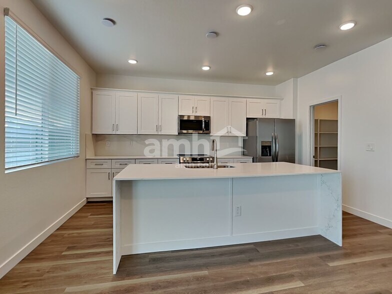 Building Photo - 9829 W Parkway Dr