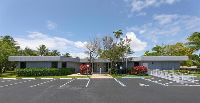 Building Photo - 113 Royal Pk Dr