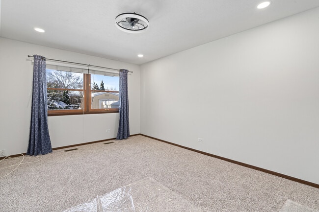 Building Photo - 120 S Staffire Dr