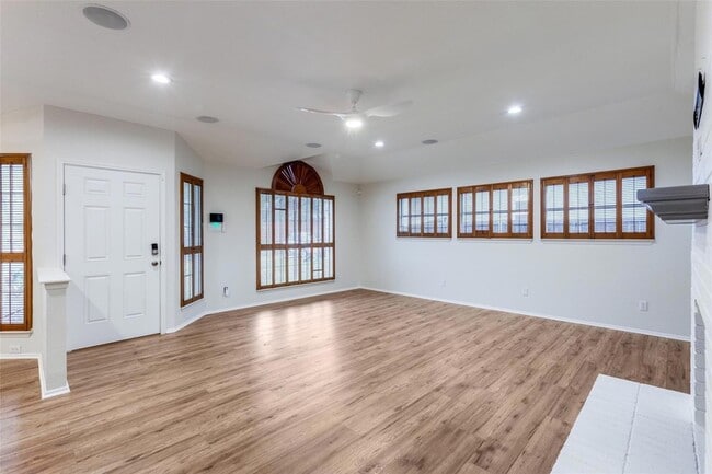 Building Photo - 900 Angleton Cove
