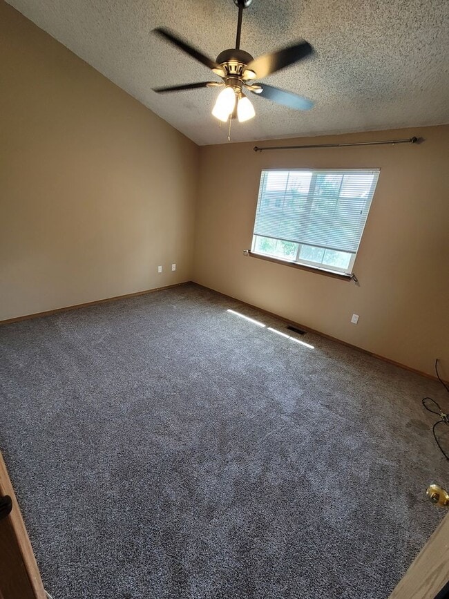 Building Photo - Great Townhome in a Gated Community