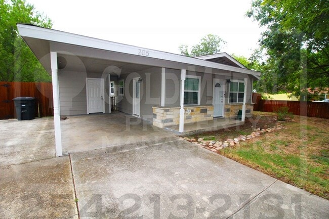 Building Photo - 205 E Vardeman Ave