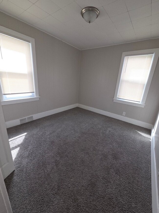 Building Photo - Cute 3 Bedroom Bungalow