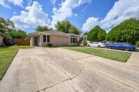 Building Photo - Charming 2 beds/2 baths duplex with privat...