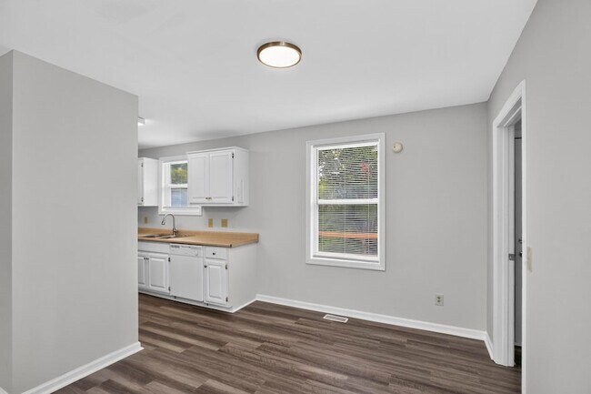 Building Photo - 1009 Lynndale Dr
