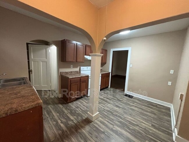 Building Photo - 916 Linden Ave