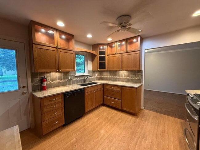 Building Photo - 741 Woods Ct