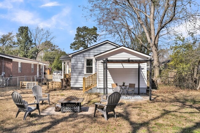 Building Photo - Charming Cottage with Modern Upgrades in Hanahan