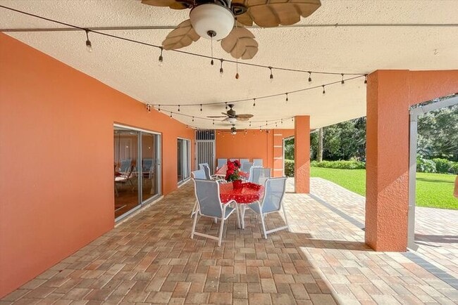 Building Photo - Executive Lakefront Living – 3 Bed, 2.5 Ba...