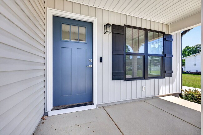 Building Photo - 221 E Moon Cir