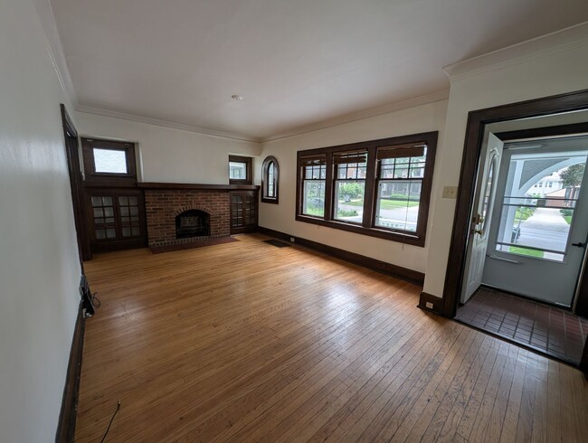 Primary Photo - 2858-2858 N Maryland Ave