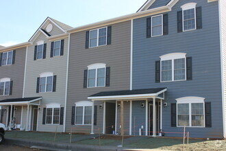 Building Photo - Two Master Suite Apartment Townhouse